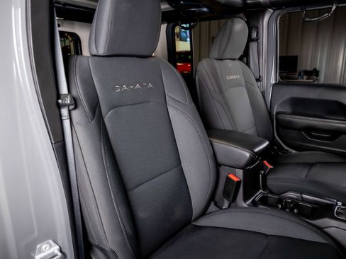 Used 2019 Jeep Wrangler Unlimited Sahara image 17