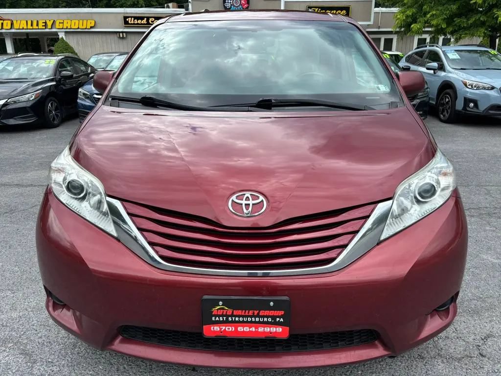 Used 2017 Toyota Sienna LE FWD image 3