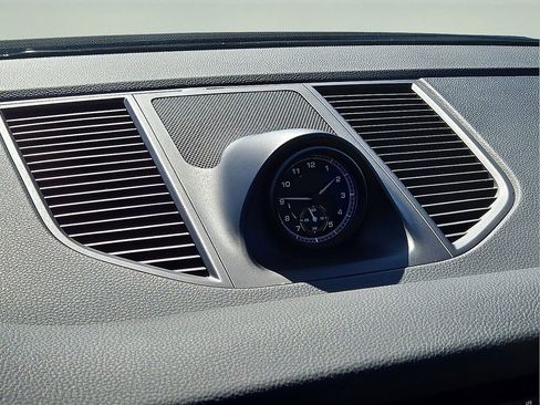 Used 2024 Porsche Macan T w/ Premium Plus Package image 23