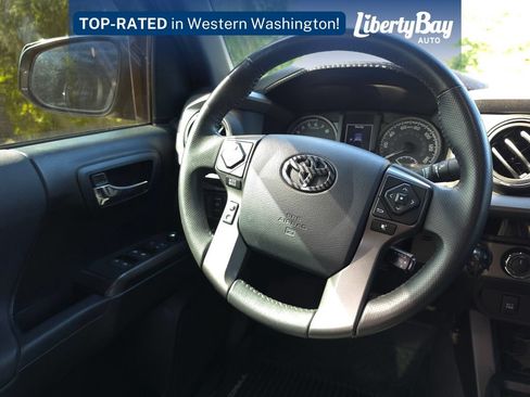 Used 2017 Toyota Tacoma TRD Sport AWD/4WD image 17