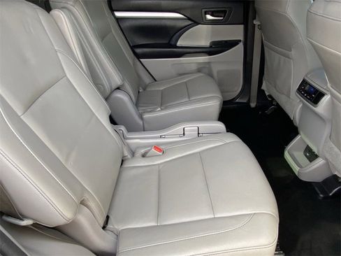 Certified 2018 Toyota Highlander XLE image 17