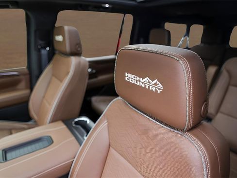 Used 2023 Chevrolet Suburban High Country image 9