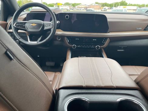 Used 2025 Chevrolet Suburban High Country AWD/4WD image 12