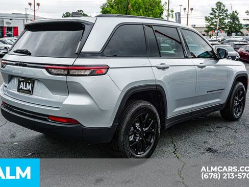 Used 2025 Jeep Grand Cherokee Altitude AWD/4WD image 5