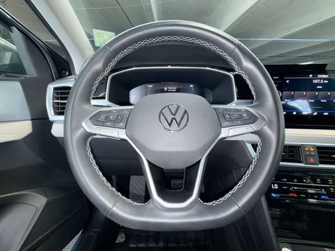 Certified 2025 Volkswagen Taos SE FWD image 15