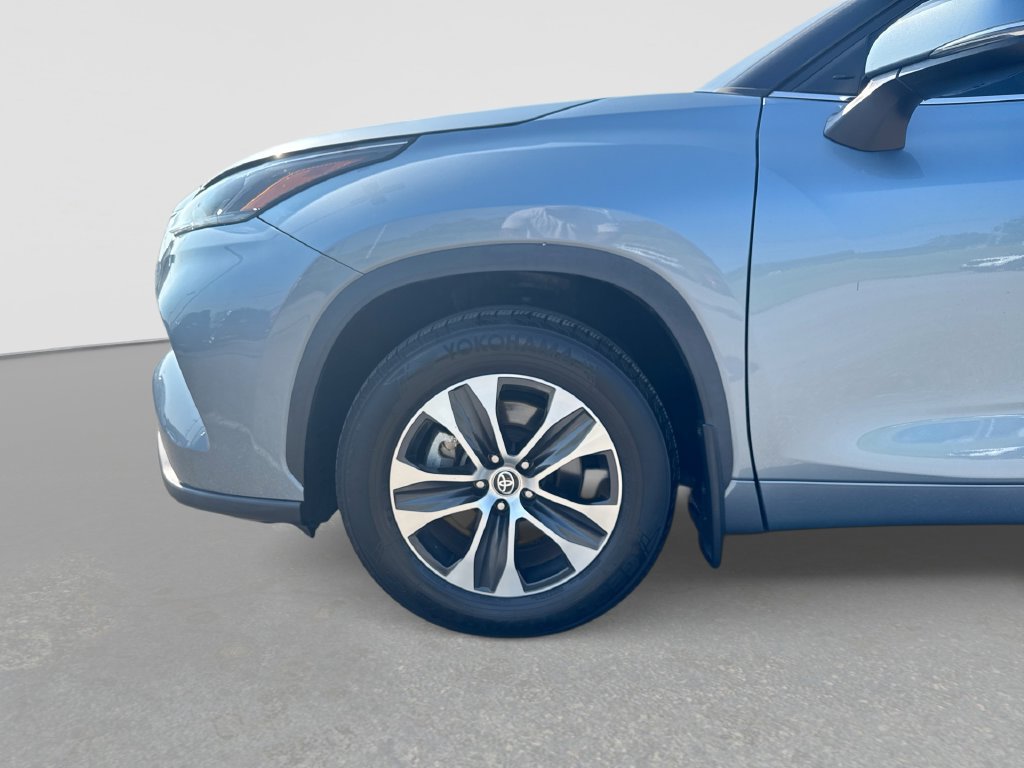 Used 2022 Toyota Highlander XLE AWD/4WD image 19