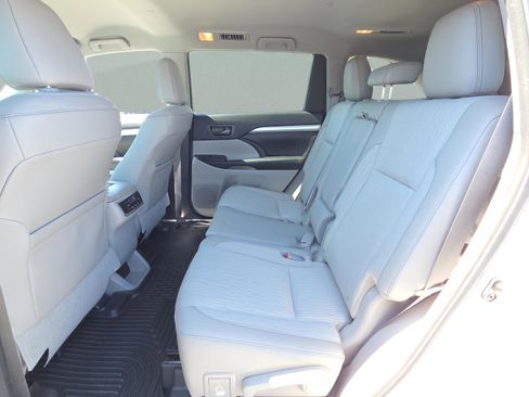 Used 2016 Toyota Highlander Plus image 11