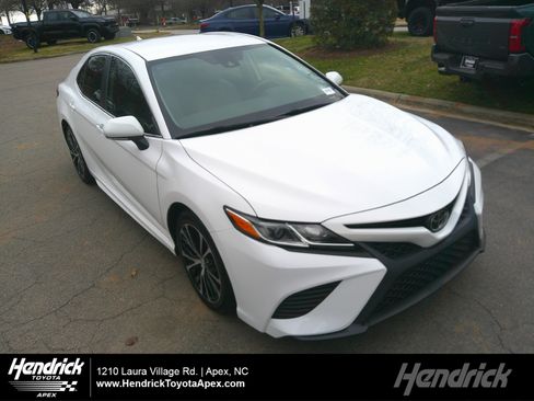 Used 2019 Toyota Camry SE image 1