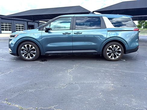 Used 2023 Kia Carnival EX image 2