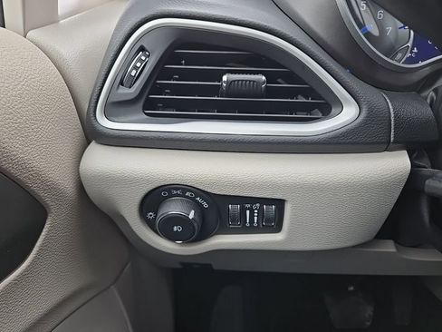 Used 2024 Chrysler Pacifica Touring-L image 43