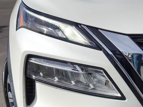 Used 2021 Nissan Rogue SV image 3