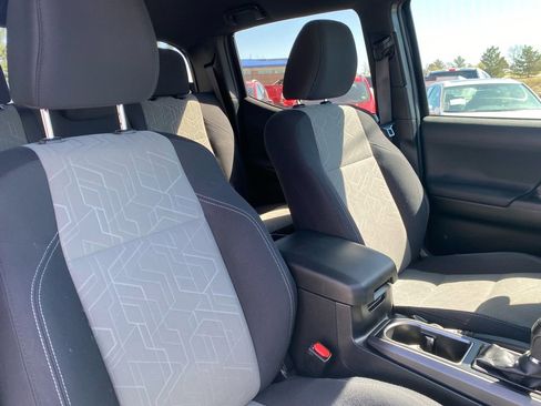 Used 2022 Toyota Tacoma TRD Sport w/ Technology Package AWD/4WD image 19