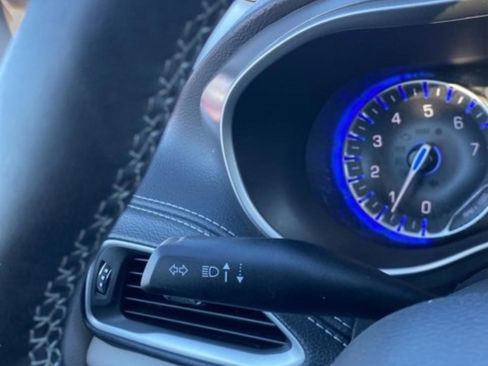 Used 2023 Chrysler Pacifica Touring-L image 19