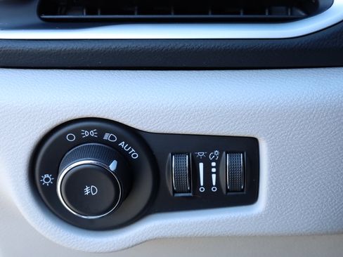 Used 2023 Chrysler Pacifica Touring-L image 34