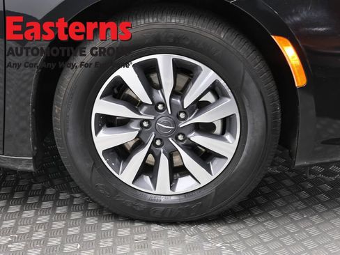 Used 2023 Chrysler Pacifica Limited FWD image 34