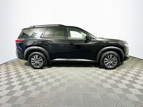 Used 2025 Nissan Pathfinder SV image 9