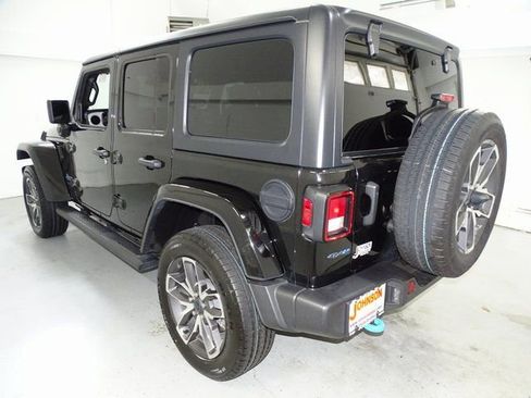 Used 2024 Jeep Wrangler Unlimited w/ Convenience Group AWD/4WD image 17