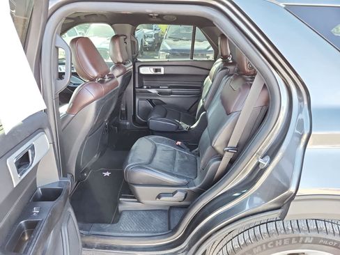 Used 2020 Ford Explorer Platinum w/ Premium Technology Package image 25