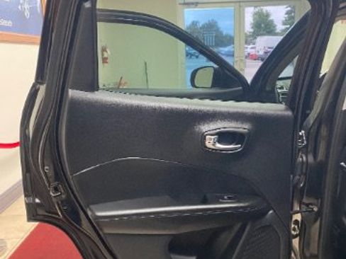 Used 2020 Jeep Compass Latitude FWD image 8