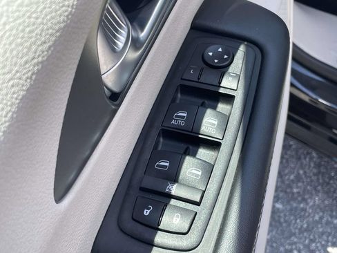 Used 2024 Chrysler Pacifica Limited FWD image 5