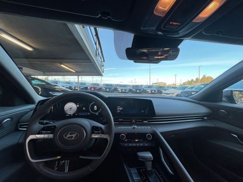 Used 2025 Hyundai Elantra SEL image 33