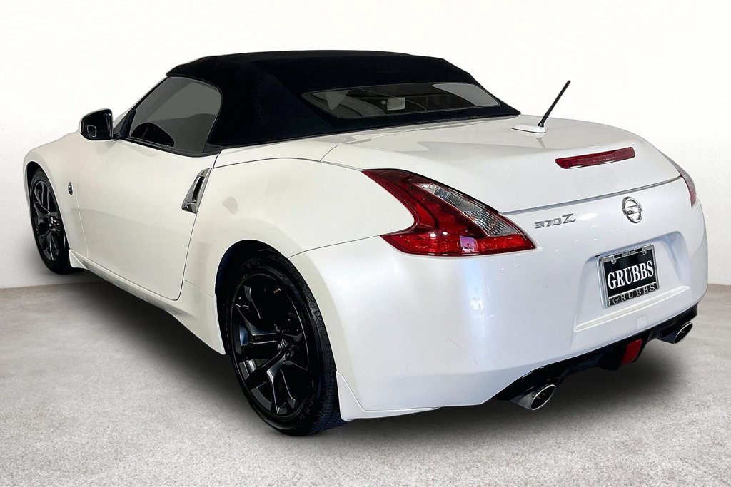 Used 2018 Nissan 370Z Touring RWD image 14