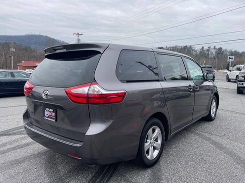 Used 2015 Toyota Sienna L image 9