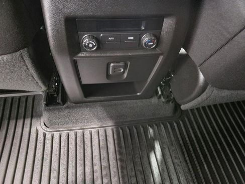 Used 2023 Chevrolet Traverse LT image 22