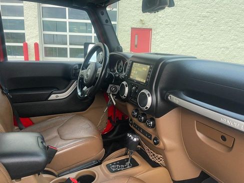 Used 2014 Jeep Wrangler Unlimited Sahara w/ Connectivity Group AWD/4WD image 9