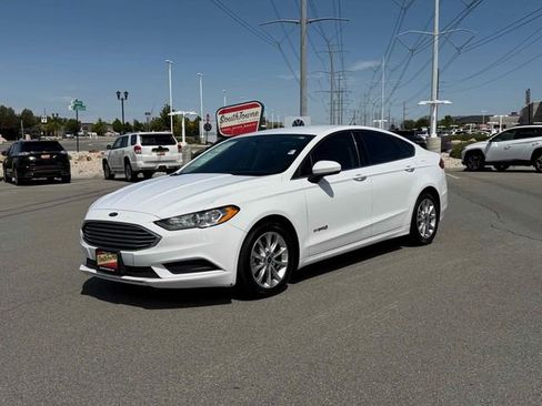 Used 2017 Ford Fusion SE FWD image 1