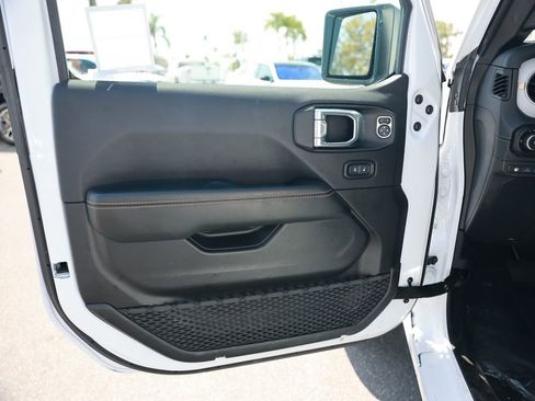 Used 2025 Jeep Wrangler Unlimited Sahara w/ Safety Group AWD/4WD image 17