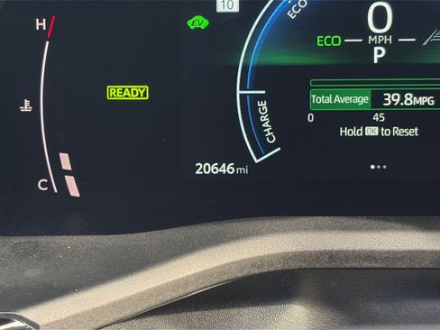 Used 2025 Toyota Camry SE image 40