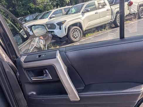 Used 2018 Toyota 4Runner SR5 AWD/4WD image 17