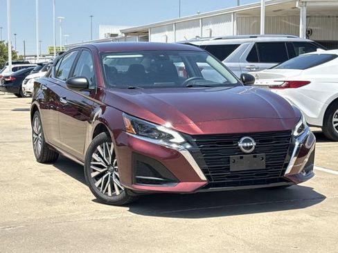 Used 2025 Nissan Altima 2.5 SV AWD/4WD image 2