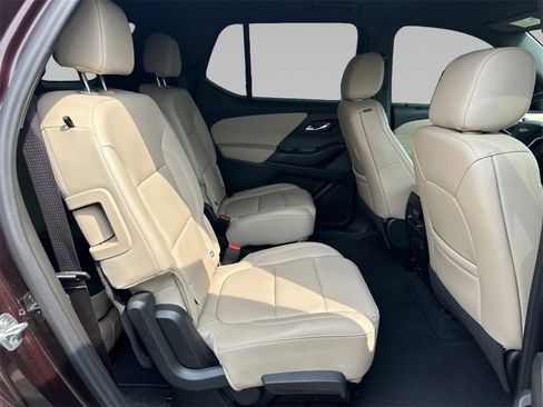 Used 2022 Chevrolet Traverse LT w/ LT Premium Package image 17