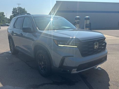 Used 2025 Honda Pilot TrailSport image 7