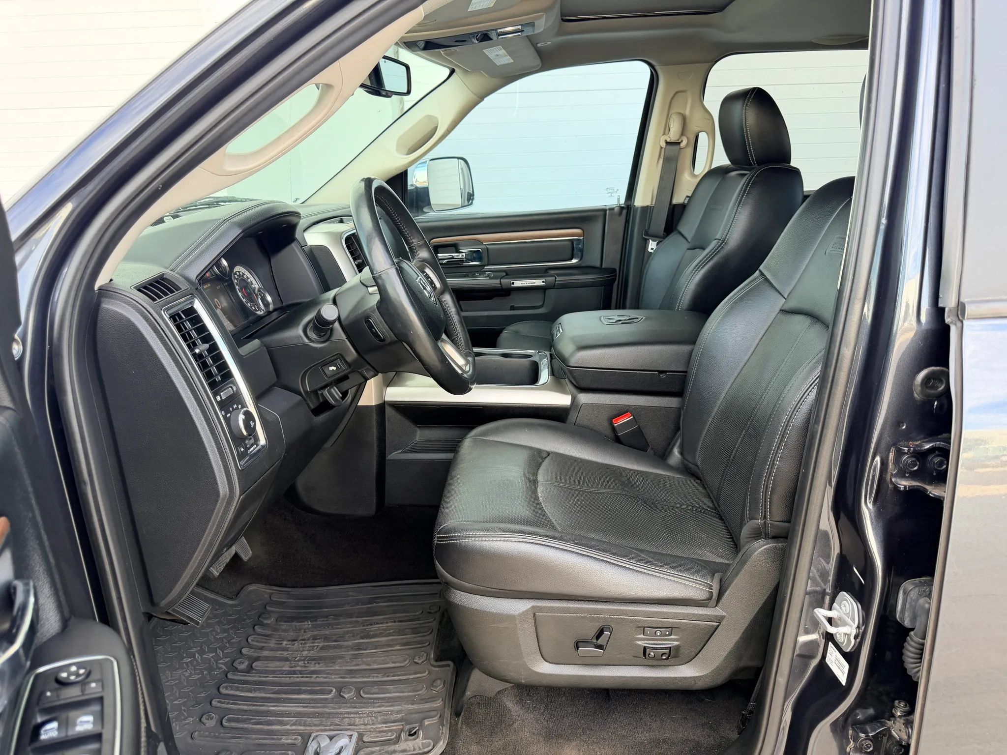 Used 2018 RAM 1500 Laramie w/ Convenience Group AWD/4WD image 11