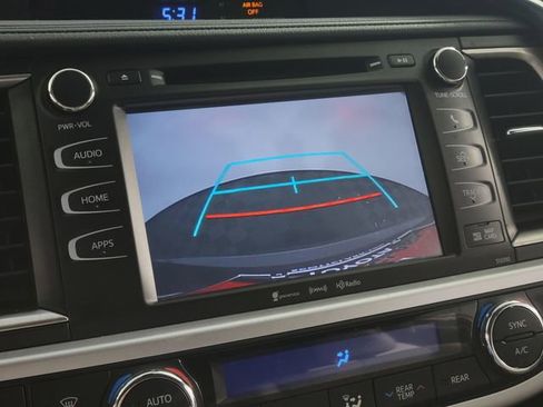 Used 2019 Toyota Highlander XLE AWD/4WD image 22