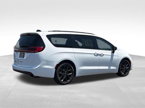 New 2026 Chrysler Pacifica Select w/ S Appearance Package FWD image 5
