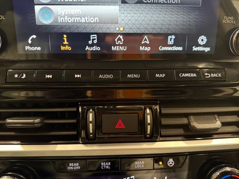 Used 2025 Nissan Pathfinder SL AWD/4WD image 34