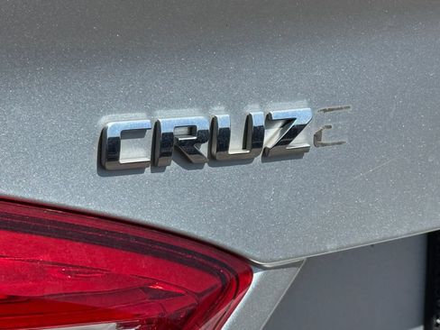Used 2018 Chevrolet Cruze LT FWD image 19