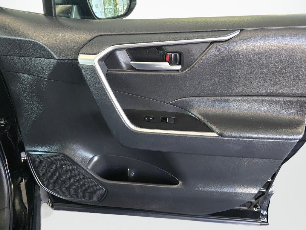 Certified 2025 Toyota RAV4 XLE FWD image 40