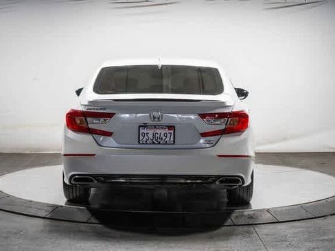 Used 2018 Honda Accord Touring image 3