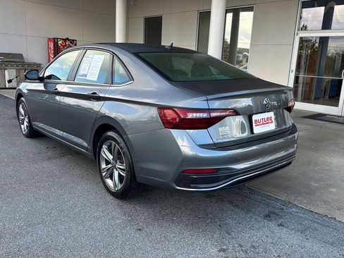 Used 2024 Volkswagen Jetta SE image 3