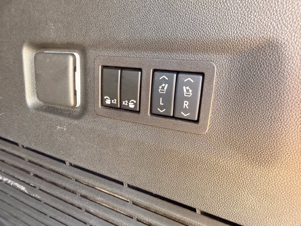 Used 2024 GMC Yukon XL Denali Ultimate AWD/4WD image 11