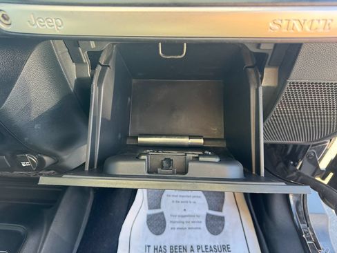 Used 2018 Jeep Wrangler Unlimited Sahara AWD/4WD image 30
