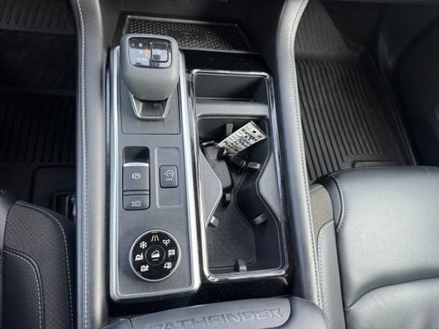 Used 2023 Nissan Pathfinder SL AWD/4WD image 31