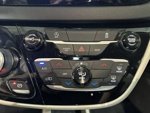 Used 2017 Chrysler Pacifica Touring FWD image 21