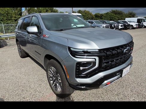 Used 2025 Chevrolet Suburban Z71 image 2