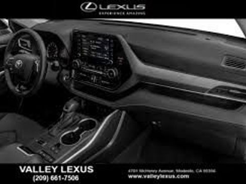 Used 2021 Toyota Highlander XLE image 8